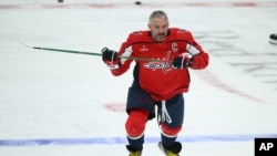 Російський хокеїст Олександр Овєчкін під час гри Washington Capitals проти Pittsburgh Penguins, Вашингтон, 7 жовтня 2026. AP Photo/Nick Wass