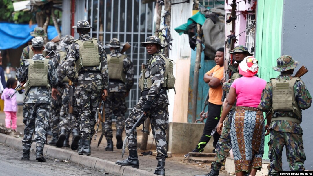 Militares patrulham ruas de Maputo depois de um dia de "encerramento nacional" depois dos resultados das eleições. 8 novembro, Moçambique