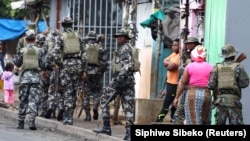 Militares patrulham ruas de Maputo depois de um dia de "encerramento nacional" depois dos resultados das eleições. 8 novembro, Moçambique