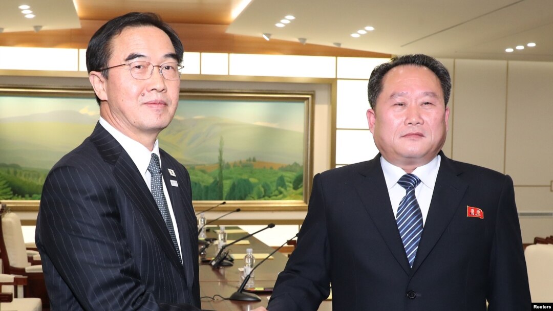 Kepala delegasi Korea Utara, Ri Son Gwon bersama rekan Korea Selatan Cho Myoung-gyon seusai pertemuan mereka di desa gencatan senjata Panmunjom, di zona demiliterisasi yang memisahkan kedua Korea, Korea Selatan, 9 Januari 2018.