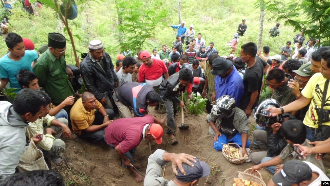 Ratusan warga masyarakat di Kabupaten Bener Meriah, Aceh Timur menyaksikan proses penggalian pada tanggal 17 Juli 2012 yang terletak sekitar 1 kilometer dari jalan lintas Bireuen – Takengon Km 77 (foto dokumentasi: KontraS Aceh).