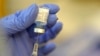 Un farmacéutico prepara una jeringa de la vacuna Pfizer-BioNTech el viernes, 8 de enero de 2021, en Queen Anne Healthcare, un centro de rehabilitación y enfermería especializada en Seattle, EE. UU. [Foto: AP]