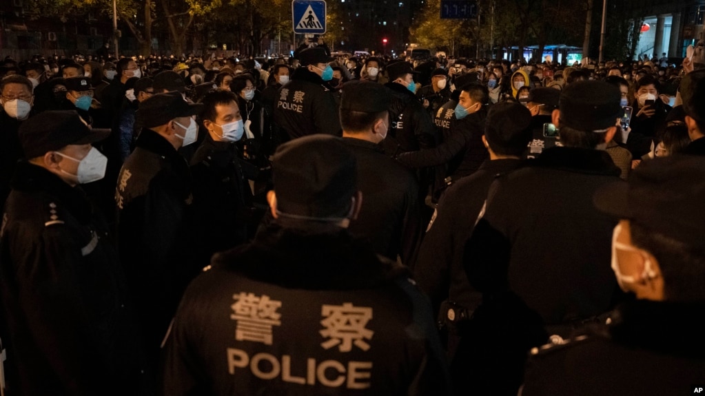 北京警方11月27日堵截不满新冠封控措施而上街抗议的民众(photo:VOA)