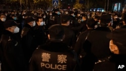 北京警方11月27日堵截不满新冠封控措施而上街抗议的民众
