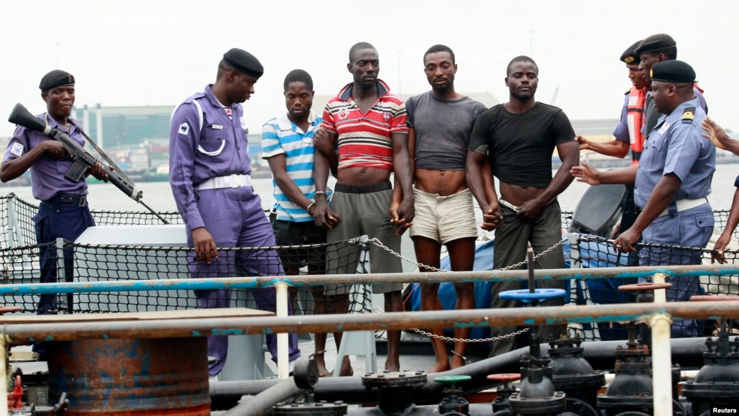 Angkatan Laut Nigeria menahan 4 orang tersangka perompak di pelabuhan Lagos (foto: dok). Perompak menyandera 2 warga AS Rabu 23/10. 
