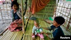 Seorang ibu dan dua anaknya di kota Minhla, distrik Magwe, Myanmar. (Foto: Dok)