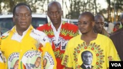 VaTerrence Mukupe (vakapfeka zvitsuku)