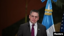 El subsecretario adjunto para América Central de la Oficina de Asuntos del Hemisferio Occidental de EEUU, Eric Jacobstein, durante una conferencia de prensa en la Ciudad de Guatemala, Guatemala, el 5 de septiembre de 2024. 