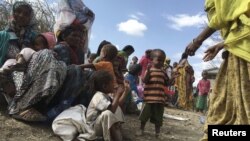 Trẻ em bị suy dinh dưỡng chờ được chăm sóc y tế tại làng Halo, một khu vực bị hạn hán ở Oromia, Ethiopia, ngày 31 tháng 1 năm 2016. 