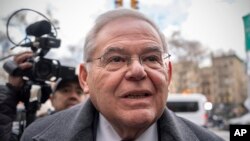 El exsenador Bob Menendez, demócrata por Nueva Jersey, llega al tribunal federal, el miércoles 29 de enero de 2025, en Nueva York. 