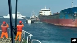 资料照片：台湾海巡署准备登上多哥籍货轮“宏泰”号，该船被指在2025年2月25日清晨切断了位于台湾本岛西海岸与外岛澎湖群岛之间的海底通信电缆。(2025年2月25日)