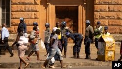 Abantu bedlula amapholisa.