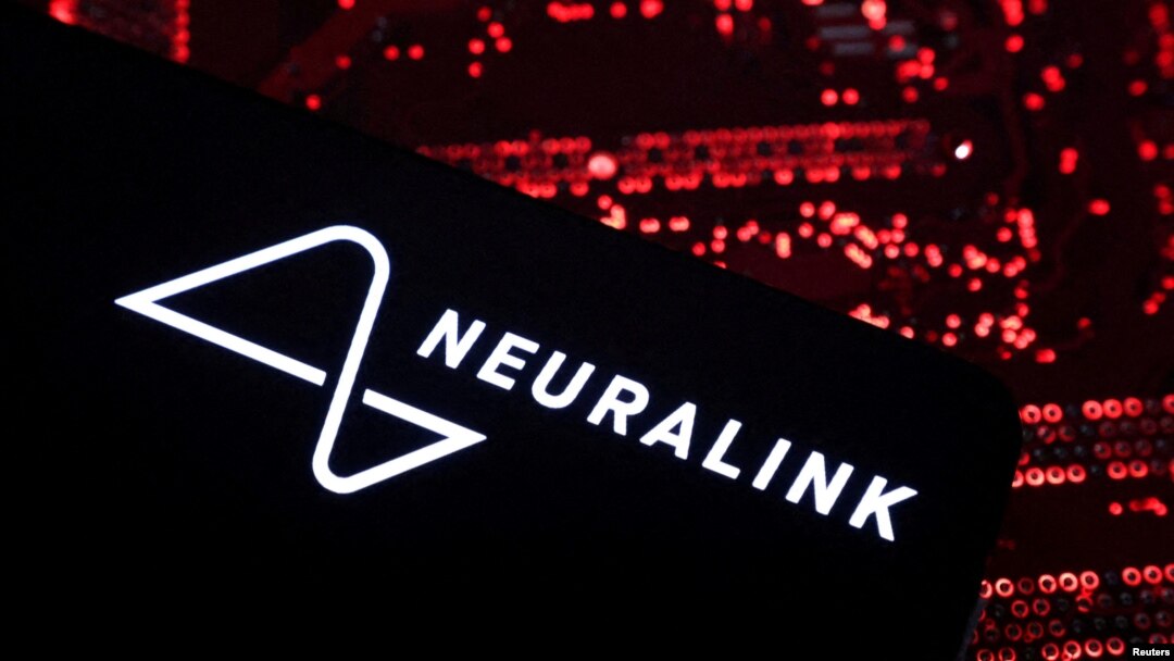 ARCHIVO - Un teléfono inteligente con el logotipo de Neuralink se destaca sobre la placa base de una computadora, en esta ilustración tomada el 15 de mayo de 2024. 