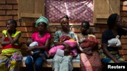 Para wanita menunggu bayi mereka diperiksa di rumah sakit Medecins Sans Frontieres (MSF) dekat bandara ibu kota Bangui 4 Maret 2014, sebagai illustrasi. (Foto: REUTERS / Siegfried Modola)