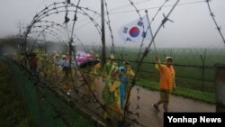 지난달 22일 오전 경기도 파주시 임진각에서 열린 DMZ 평화올레 퍼레이드에서 재외동포 청소년 500여명이 민통선 안을 행진하고 있다. (자료사진)