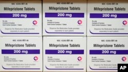ARCHIVO - Cajas del medicamento mifepristona en un estante del Centro de Mujeres del Oeste de Alabama en Tuscaloosa, Alabama, el 16 de marzo de 2022.