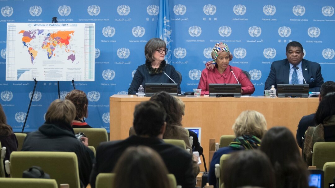 Phumzile Mlambo-Ngcuka, tengah, Direktur Eksekutif, UN Women, didampingi Martin Chungong, kanan, Sekjen IPU dan moderator Paddy Torsney, Pengamat Tetap PBB, berbicara kepada media dalam sebuah konferensi pers,15 Maret 2017, Markas Besar PBB (foto: AP Photo/Mary Altaffer)