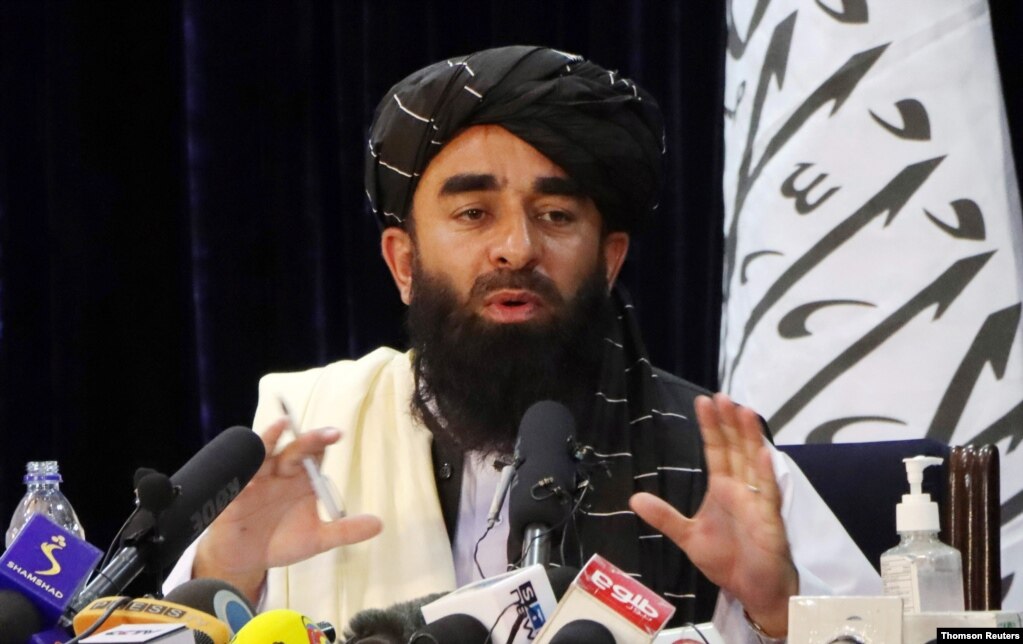 阿富汗塔利班发言人扎比乌拉·穆贾希德周二在喀布尔举行记者会。（2021年8月17日）(photo:VOA)