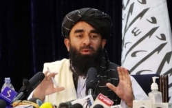 阿富汗塔利班發言人扎比烏拉·穆賈希德週二在喀布爾舉行記者會。 （2021年8月17日）