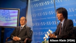 Burmese President Thein Sein (left) at live VOA town hall event on May 19 in Washington with Burmese Service Chief Lwin Htun Than.