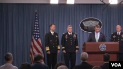 理查森上将(左一) 米莱上将(左二)被提名接任陆海军指挥官 (美国之音黎堡拍摄)