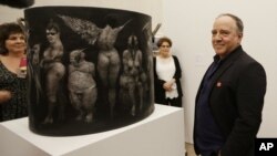 Donald Trump critica los acuerdos económicos y culturales del expresidente estadounidense BarackObama.