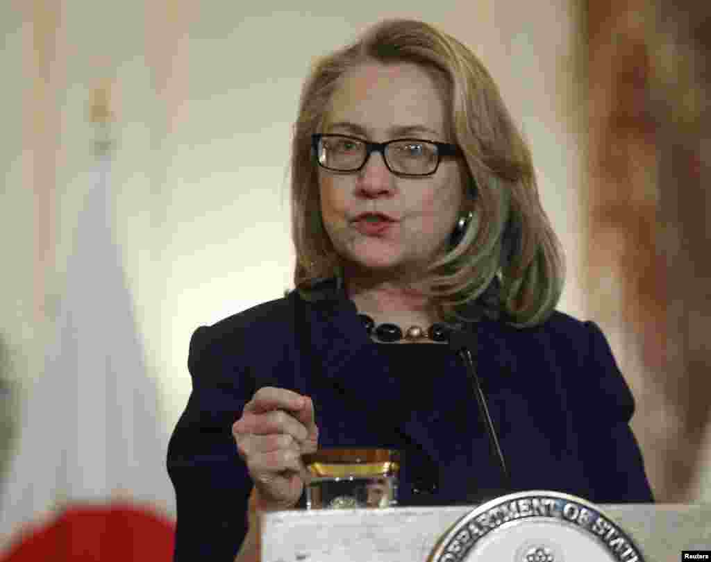 U.S. President Barack Obama walks with Italian Prime Minister Matteo Renzi, Canadian Prime Minister Stephen Harper, German Chancellor Angela Merkel, British Prime Minister David Cameron, French President Francois Hollande, European Commission President Jose Manuel Barroso and Japanese Prime Minister Shinzo Abe after a G7 group photo in Brussels, June 5, 2014.
