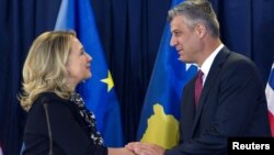 PM Kosovo Hashim Thaci berjabatan tangan dengan Menlu AS Hillary Clinton dalam konferensi pers bersama di Pristina, Rabu (31/10).