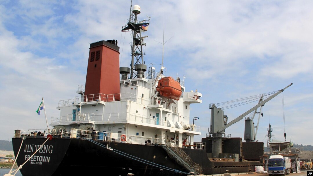 Awak kapal kargo Jin Teng berdiri di geladak kapal yang ditambatkan di dermaga Subic Bay, provinsi Zambales, barat laut Manila, Filipina (4/3).