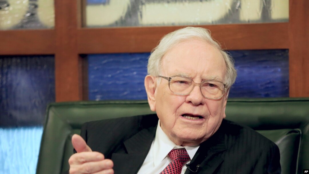 CEO dan Kepala Berkshire Hathaway, Warren Buffett, dalam wawancara dengan Fox di Omaha, Nebraska. (Foto: Dok)