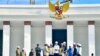 Presiden Joko Widodo (tengah) bersama sejumlah pejabat sedang meninjau lokasi perayaan Kemerdekaan RI ke-79 di ibu kota Nusantara (IKN) di Penajam Paser Utara, Kalimantan Timur, Rabu, 5 Juni 2024. (Foto: Biro Setpres via AFP)