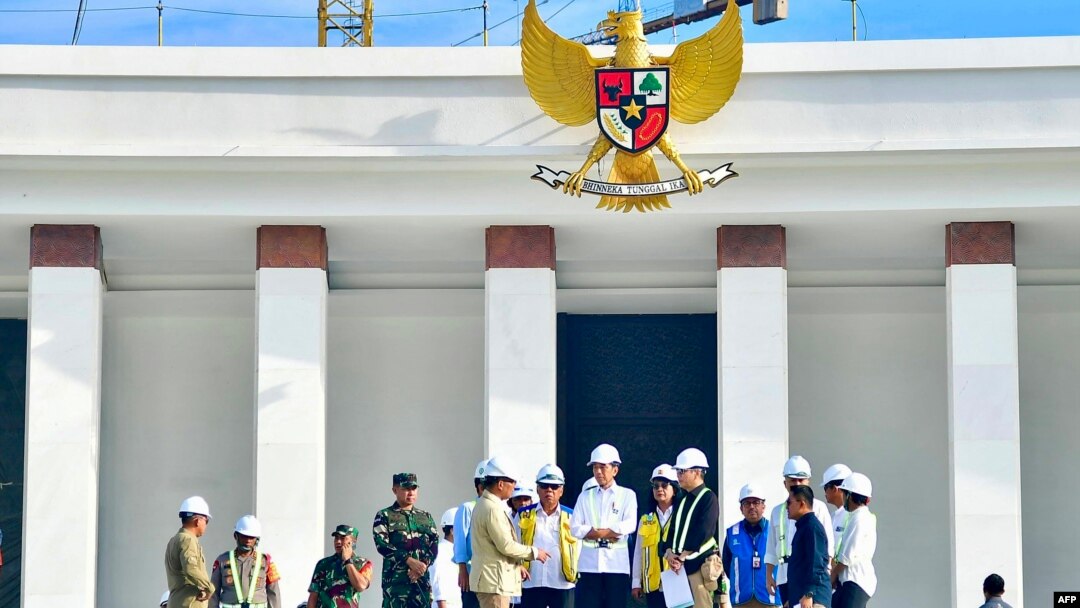 Presiden Joko Widodo (tengah) bersama sejumlah pejabat sedang meninjau lokasi perayaan Kemerdekaan RI ke-79 di ibu kota Nusantara (IKN) di Penajam Paser Utara, Kalimantan Timur, Rabu, 5 Juni 2024. (Foto: Biro Setpres via AFP)