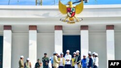 Presiden Joko Widodo (tengah) bersama sejumlah pejabat sedang meninjau lokasi perayaan Kemerdekaan RI ke-79 di ibu kota Nusantara (IKN) di Penajam Paser Utara, Kalimantan Timur, Rabu, 5 Juni 2024. (Foto: Biro Setpres via AFP)