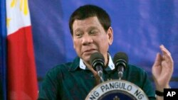 ປະທານາທິບໍດີ Rodrigo Duterte ຂອງຟີລິບປິນກ່າວຕໍ່ທະຫານ ໃນຂະໜະທີ່ທ່ານໄປຢ້ຽມຢາມກອງພັນ Mechanized ທີສອງ ໃນວັນສຸກທີ 26 ພຶດສະພາ 2017. 