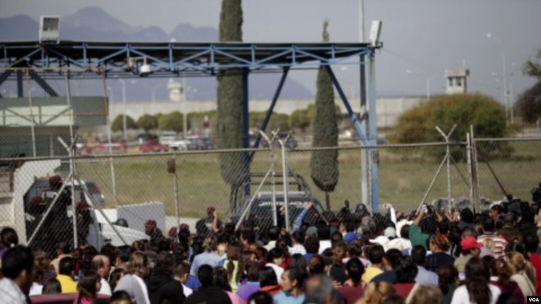 Para kerabat dan keluarga para tahanan menunggu di luar kompleks penjara Apodaca, Monterrey, pasca kerusuhan (19/2).