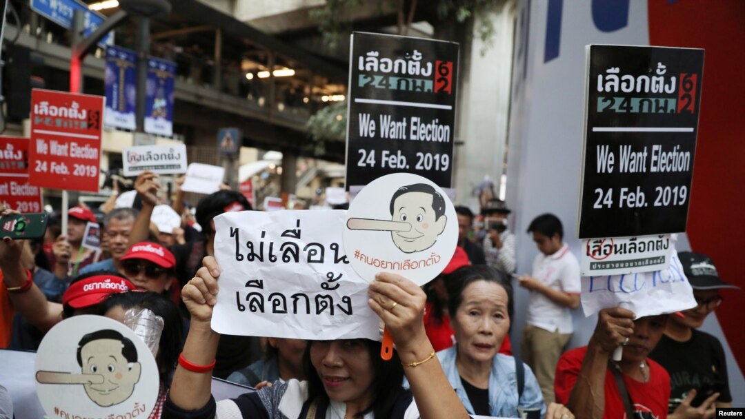 Aktivis dan mahasiswa berunjuk rasa, di Bangkok, Thailand (8/1), menuntut pemilu pertama sejak militer merebut kekuasaan dalam kudeta 2014.