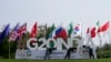 2023 年 7 月 13 日，在印度古吉拉特邦首府甘地讷格尔，工人们赶在G20峰会的一个工作组会议前安装峰会的标志。