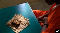 美国德拉瓦州詹姆斯·范恩监狱的一名囚犯接受美联社采访 （2016年10月26日）