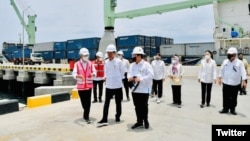 Presiden Joko Widodo (Jokowi) meresmikan penggabungan Pelindo dan Terminal Serbaguna Wae Kelambu di Pelabuhan Labuan Bajo, Nusa Tenggara Timur, 14 Oktober 2021. (Twitter/@jokowi)