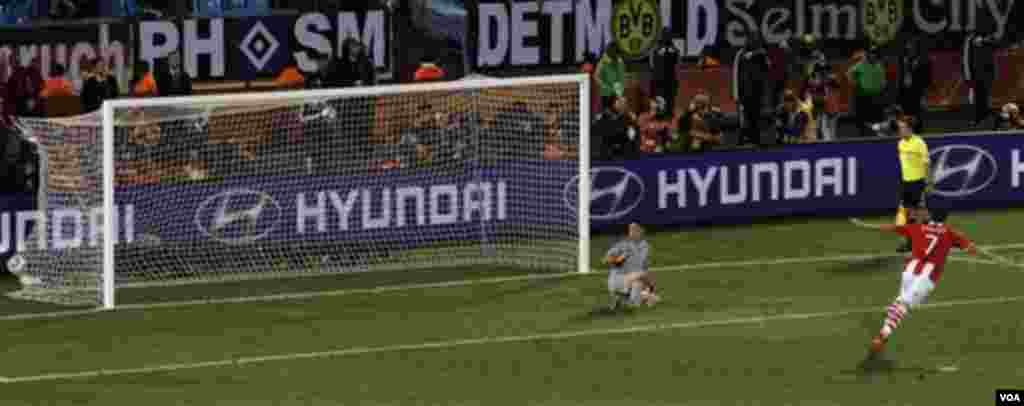 Paragvajac Oscar Cardozo postiže pobjedonosni pogodak protiv selekcije Japan. Urugvaj se boljim izvođenjem penala (5:3) plasirao u četvrtfinale (AP Photo/Alessandra Tarantino)