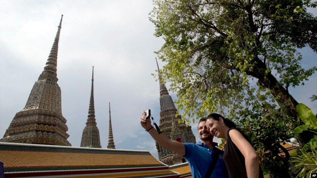 Du khách chụp ảnh lưu niệm tại chùa Wat Pho ở Bangkok, Thái Lan.