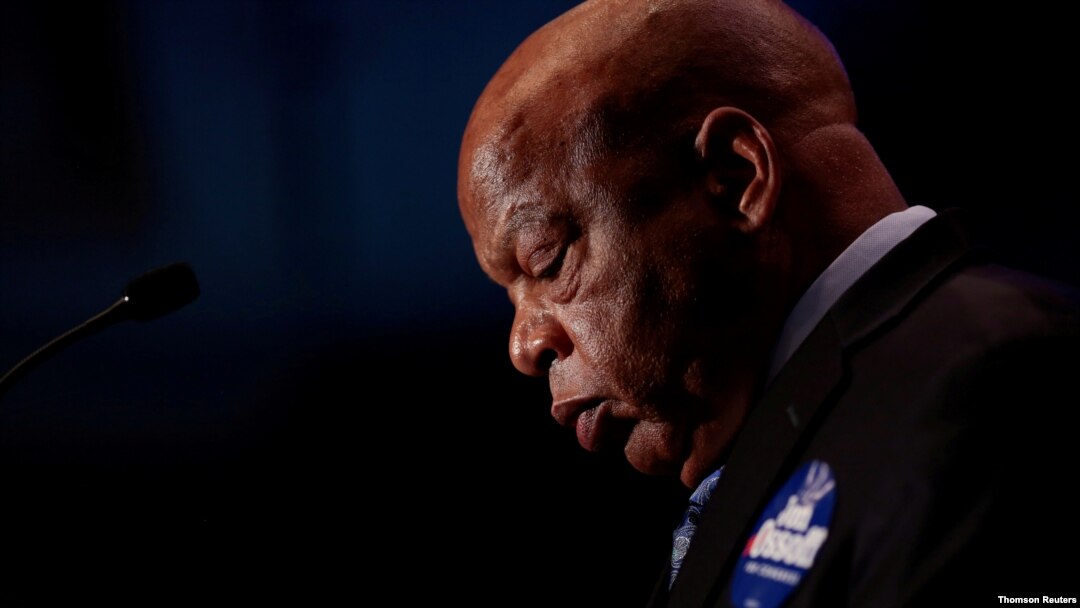 Archivo. El legislador John Lewis se dirige a partidarios del demócrata Jon Ossoff mientras esperan por los resultados de las encuestas para la elección del sexto distrito del congreso de Atlanta, Georgia. 20 de junio de 2017.