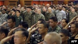 Američke i filipinske vojne snage na ceremoniji u Manili