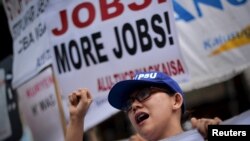 Los manifestantes entonaban eslóganes durante la marcha del 1 de mayo en Manila, Filipinas.
