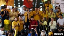El líder de la oposición venezolana, Henrique Capriles, reacciona después de dirigirse a la audiencia después de ser anunciado como el candidato del partido "Primero Justicia" para las primarias presidenciales de octubre, en Caracas, Venezuela, el 10 de marzo de 2023.