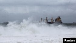La costa de Manzanillo, en la costa del Pacífico de México, es azotada por los vientos y marejadas del huracán Enrique el 27 de junio de 2021.