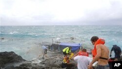 澳大利亚有关人员在救助在海上遇难的寻求庇护人员