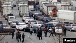 Para pengemudi truk dari Korea Selatan meninggalkan kantor bea cukai, imigrasi dan karantina sebelum menuju kompleks industri Kaesong di Korea Utara di Paju, Korea Utara (Foto: dok). Korea Selatan belum memiliki rencana untuk menarik segera pekerja mereka dari Kaesong.