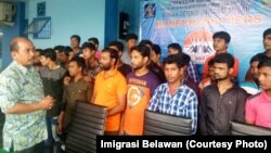 Puluhan WNA Bangladesh yang dideportasi usai kedapatan akan masuk ke Malaysia melalui jalur ilegal via Pelabuhan Tanjung Tiram, Kabupaten Batubara, Sumatera Utara, Jumat (11/1) (Courtesy: Imigrasi Belawan)