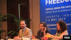 Sophie Busson (au centre), responsable du plaidoyer en Asie-Pacifique du Forum sans frontières, lors d'un débat pénal à l'occasion de la célébration de la Journée mondiale de la liberté de la presse à Jakarta, en Indonésie, le 4 mai 2017 (Hean Socheata / VOA Khmer) Sophie Busson